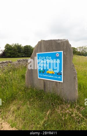 Besuchen Sie das Lake District sicher Schild am Eingang zum Nationalpark direkt vor Kendal. Schild Aufsetzen, wenn Regierung laut Auto Reisen in Großbritannien Stockfoto