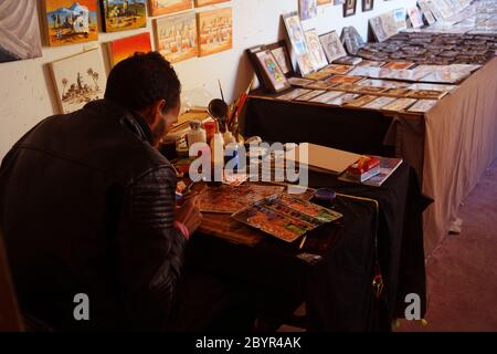 Berber Künstler bei der Arbeit in einem provisorischen Studio in der Kasbah Taourit, das die Heimat von T’hami el Glaoui, der Gouverneur von Marrakesch und seine Familie in war Stockfoto