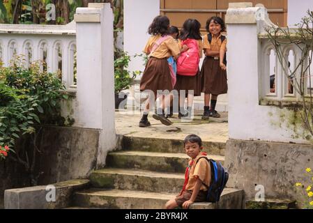 Probolinggo, Indonesien - 14. Juni 2013: Glückliche Kinder lächeln und spielen nach der Schule in einem Dorf in Ost-Java, Indonesien Stockfoto