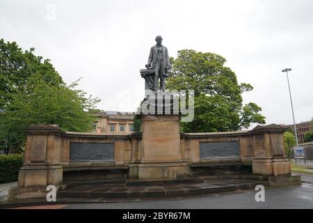 Das Armstrong Memorial gleich außerhalb des Campus der Newcastle University, dessen Entfernung von Aktivisten gefordert wird. Der Erfinder und Philanthropist Lord William Armstrong wurde beschuldigt, die weiße Vorherrschaft durch Bewaffnung der Konföderierten und der Unionisten zu unterstützen. Stockfoto