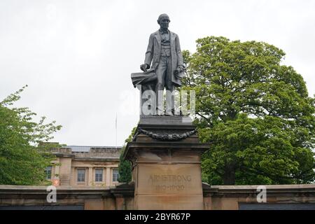 Das Armstrong Memorial gleich außerhalb des Campus der Newcastle University, dessen Entfernung von Aktivisten gefordert wird. Der Erfinder und Philanthropist Lord William Armstrong wurde beschuldigt, die weiße Vorherrschaft durch Bewaffnung der Konföderierten und der Unionisten zu unterstützen. Stockfoto