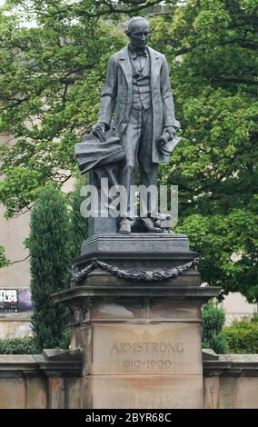 Das Armstrong Memorial gleich außerhalb des Campus der Newcastle University, dessen Entfernung von Aktivisten gefordert wird. Der Erfinder und Philanthropist Lord William Armstrong wurde beschuldigt, die weiße Vorherrschaft durch Bewaffnung der Konföderierten und der Unionisten zu unterstützen. Stockfoto