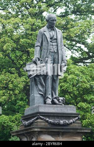 Das Armstrong Memorial gleich außerhalb des Campus der Newcastle University, dessen Entfernung von Aktivisten gefordert wird. Der Erfinder und Philanthropist Lord William Armstrong wurde beschuldigt, die weiße Vorherrschaft durch Bewaffnung der Konföderierten und der Unionisten zu unterstützen. Stockfoto