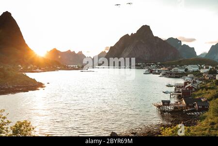 Reine Dorf auf den Lofoten, Norwegen. Die typisch norwegische Fischerdorf Reine unter der Mitternachtssonne, mit den typischen rorbu Häuser. Stockfoto
