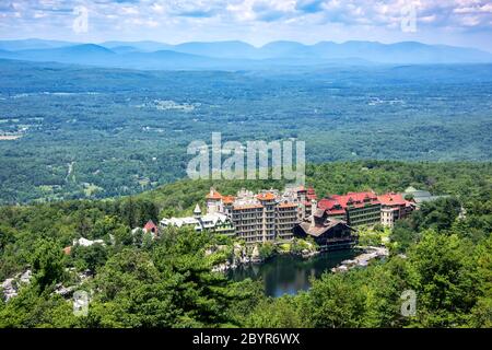 Landschaftlich schöne Aussicht auf Mohonk Mountain House vom Skytop, im Upstate New York Stockfoto