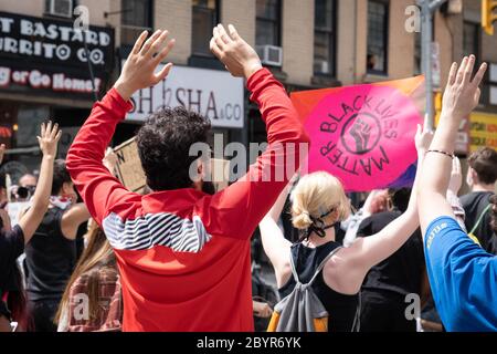 Demonstranten halten ihre Hände hoch während eines Gesangs von "Hände hoch! Nicht schießen!' Während eines Black Lives Matter Protests in Toronto, Ontario. Stockfoto