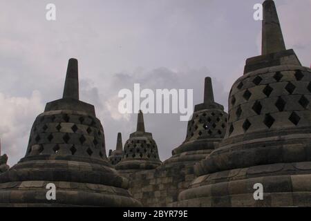 Stupas Stein Glocke Strukturen am Borobudur Tempel in Java Indonesien. Candi Borobudur ist der größte buddhistische Tempel außerhalb Indiens und einer der MOS Stockfoto