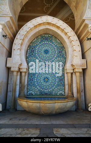 Ein Brunnen für Trinkwasser befindet sich in der Seite der Hassan II Moschee (umgangssprachlich bekannt als "Casablanca Hajj"), in Casablanca, Moroc Stockfoto