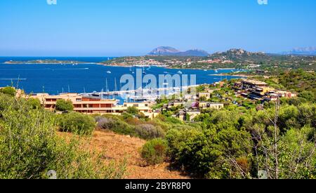 Portisco, Sardinien / Italien - 2019/07/19: Panoramablick auf Yachthafen und Hafen von Portisco Resort Stadt - Marina di Portisco - an der Costa Smeralda Emer Stockfoto