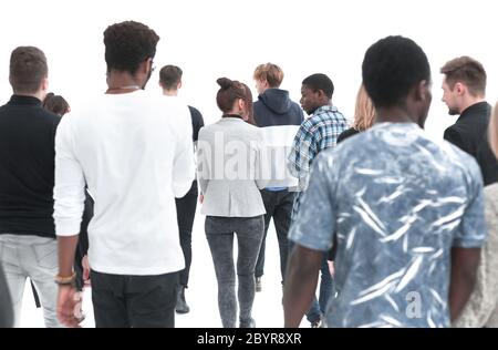 Eine Gruppe junger Menschen steht mit dem Rücken in die Ferne schauend Stockfoto