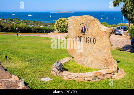 Portisco, Sardinien / Italien - 2019/07/19: Begrüßungsstein und Zeichen der Yacht Marina und Hafen von Portisco Resort Stadt - Marina di Portisco - an der Costa Smera Stockfoto