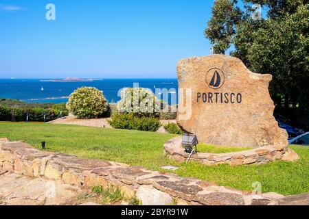 Portisco, Sardinien / Italien - 2019/07/19: Begrüßungsstein und Zeichen der Yacht Marina und Hafen von Portisco Resort Stadt - Marina di Portisco - an der Costa Smera Stockfoto