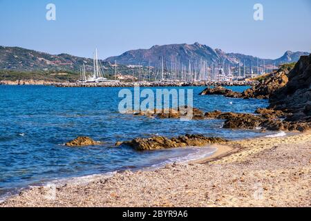 Portisco, Sardinien / Italien - 2019/07/19: Panoramablick auf Yachthafen und Hafen von Portisco Resort Stadt - Marina di Portisco - an der Costa Smeralda Emer Stockfoto