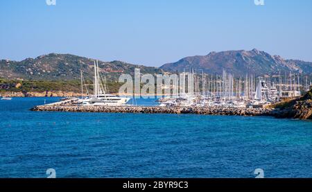 Portisco, Sardinien / Italien - 2019/07/19: Panoramablick auf Yachthafen und Hafen von Portisco Resort Stadt - Marina di Portisco - an der Costa Smeralda Emer Stockfoto