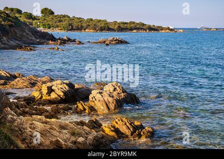 Portisco, Sardinien / Italien - 2019/07/19: Panoramablick auf den Hafen am Tyrrhenischen Meer an der Costa Smeralda Smaragdküste von Portisco Badeort - Mari Stockfoto