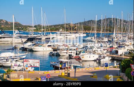 Portisco, Sardinien / Italien - 2019/07/19: Panoramablick auf Yachthafen und Hafen von Portisco Resort Stadt - Marina di Portisco - an der Costa Smeralda Emer Stockfoto