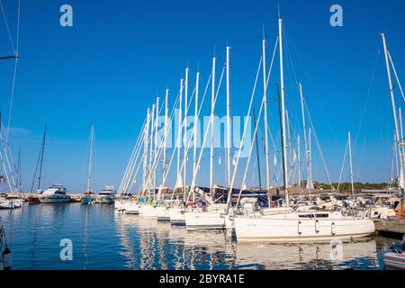 Portisco, Sardinien / Italien - 2019/07/19: Panoramablick auf Yachthafen und Hafen von Portisco Resort Stadt - Marina di Portisco - an der Costa Smeralda Emer Stockfoto