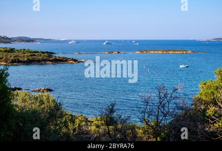 Portisco, Sardinien / Italien - 2019/07/19: Panoramablick auf den Hafen am Tyrrhenischen Meer an der Costa Smeralda Smaragdküste von Portisco Badeort - Mari Stockfoto