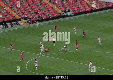 Madrid, Spanien, 10/06/2020.- Rayo Vallecano vs Albacete, das erste professionelle Fußballspiel, das in Madrid gespielt wird, ohne eine begrenzte Anzahl von Pressemitteilungen und mit nur 45 Minuten, um dieses schwebende Spiel zu beenden, so dass es das längste Spiel in der Geschichte des professionellen Fußballs in Spanien . Es begann am 15. Dezember 2019, wurde in der Pause durch die Beleidigungen nach Zozulia unterbrochen und nahm heute, Mittwoch, den 10. Juni 2020, genau fünf Monate und 26 Tage später im Rayo Vallecano Stadion wieder auf.Foto: Juan Carlos Rojas/ Picture Aliance. Weltweit verwendet Stockfoto