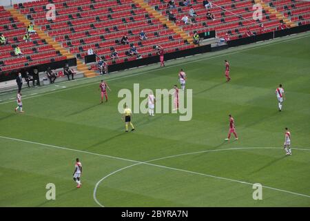 Madrid, Spanien, 10/06/2020.- Rayo Vallecano vs Albacete, das erste professionelle Fußballspiel, das in Madrid gespielt wird, ohne eine begrenzte Anzahl von Pressemitteilungen und mit nur 45 Minuten, um dieses schwebende Spiel zu beenden, so dass es das längste Spiel in der Geschichte des professionellen Fußballs in Spanien . Es begann am 15. Dezember 2019, wurde in der Pause durch die Beleidigungen nach Zozulia unterbrochen und nahm heute, Mittwoch, den 10. Juni 2020, genau fünf Monate und 26 Tage später im Rayo Vallecano Stadion wieder auf.Foto: Juan Carlos Rojas/ Picture Aliance. Weltweit verwendet Stockfoto