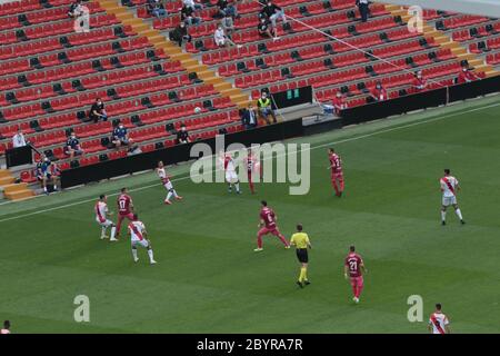 Madrid, Spanien, 10/06/2020.- Rayo Vallecano vs Albacete, das erste professionelle Fußballspiel, das in Madrid gespielt wird, ohne eine begrenzte Anzahl von Pressemitteilungen und mit nur 45 Minuten, um dieses schwebende Spiel zu beenden, so dass es das längste Spiel in der Geschichte des professionellen Fußballs in Spanien . Es begann am 15. Dezember 2019, wurde in der Pause durch die Beleidigungen nach Zozulia unterbrochen und nahm heute, Mittwoch, den 10. Juni 2020, genau fünf Monate und 26 Tage später im Rayo Vallecano Stadion wieder auf.Foto: Juan Carlos Rojas/ Picture Aliance. Weltweit verwendet Stockfoto