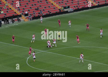 Madrid, Spanien, 10/06/2020.- Rayo Vallecano vs Albacete, das erste professionelle Fußballspiel, das in Madrid gespielt wird, ohne eine begrenzte Anzahl von Pressemitteilungen und mit nur 45 Minuten, um dieses schwebende Spiel zu beenden, so dass es das längste Spiel in der Geschichte des professionellen Fußballs in Spanien . Es begann am 15. Dezember 2019, wurde in der Pause durch die Beleidigungen nach Zozulia unterbrochen und nahm heute, Mittwoch, den 10. Juni 2020, genau fünf Monate und 26 Tage später im Rayo Vallecano Stadion wieder auf.Foto: Juan Carlos Rojas/ Picture Aliance. Weltweit verwendet Stockfoto