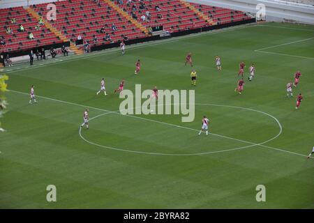 Madrid, Spanien, 10/06/2020.- Rayo Vallecano vs Albacete, das erste professionelle Fußballspiel, das in Madrid gespielt wird, ohne eine begrenzte Anzahl von Pressemitteilungen und mit nur 45 Minuten, um dieses schwebende Spiel zu beenden, so dass es das längste Spiel in der Geschichte des professionellen Fußballs in Spanien . Es begann am 15. Dezember 2019, wurde in der Pause durch die Beleidigungen nach Zozulia unterbrochen und nahm heute, Mittwoch, den 10. Juni 2020, genau fünf Monate und 26 Tage später im Rayo Vallecano Stadion wieder auf.Foto: Juan Carlos Rojas/ Picture Aliance. Weltweit verwendet Stockfoto