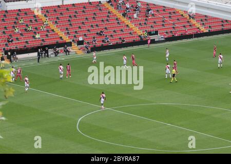 Madrid, Spanien, 10/06/2020.- Rayo Vallecano vs Albacete, das erste professionelle Fußballspiel, das in Madrid gespielt wird, ohne eine begrenzte Anzahl von Pressemitteilungen und mit nur 45 Minuten, um dieses schwebende Spiel zu beenden, so dass es das längste Spiel in der Geschichte des professionellen Fußballs in Spanien . Es begann am 15. Dezember 2019, wurde in der Pause durch die Beleidigungen nach Zozulia unterbrochen und nahm heute, Mittwoch, den 10. Juni 2020, genau fünf Monate und 26 Tage später im Rayo Vallecano Stadion wieder auf.Foto: Juan Carlos Rojas/ Picture Aliance. Weltweit verwendet Stockfoto