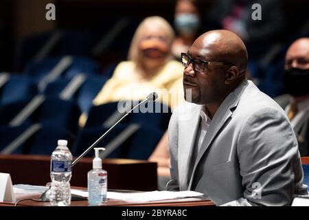 Washington, Vereinigte Staaten Von Amerika. Juni 2020. Philonise Floyd, George Floyds Bruder, bezeugt vor dem Justizausschuss des US-Hauses bei einer Anhörung über die Polizeiverantwortung auf dem Capitol Hill in Washington, DC am 10. Juni 2020. Kredit: Erin Schaff/Pool via CNP Kredit: dpa/Alamy Live News Stockfoto