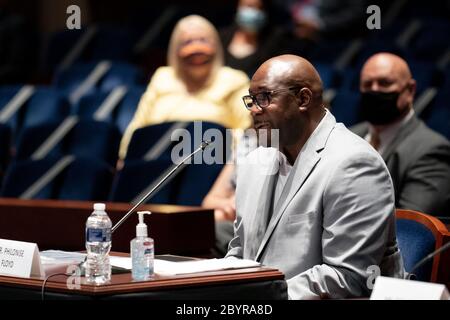 Washington, Vereinigte Staaten Von Amerika. Juni 2020. Philonise Floyd, George Floyds Bruder, bezeugt vor dem Justizausschuss des US-Hauses bei einer Anhörung über die Polizeiverantwortung auf dem Capitol Hill in Washington, DC am 10. Juni 2020. Kredit: Erin Schaff/Pool via CNP Kredit: dpa/Alamy Live News Stockfoto