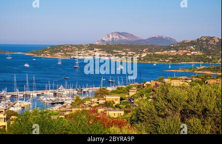 Portisco, Sardinien / Italien - 2019/07/19: Panoramablick auf Yachthafen und Hafen von Portisco Resort Stadt - Marina di Portisco - an der Costa Smeralda Emer Stockfoto