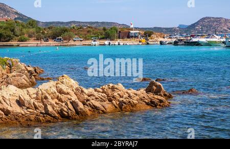 Porto San Paolo, Sardinien / Italien - 2019/07/18: Panorama-Blick auf das Tyrrhenische Meer Costa Smeralda in Porto San Paolo Resort Stadt Stockfoto