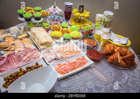 Runder Tisch mit verschiedenen Plätzchen, Torten, Kuchen und Cupcakes Stockfoto