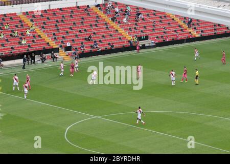 Madrid, Spanien, 10/06/2020.- Rayo Vallecano vs Albacete, das erste professionelle Fußballspiel, das in Madrid gespielt wird, ohne eine begrenzte Anzahl von Pressemitteilungen und mit nur 45 Minuten, um dieses schwebende Spiel zu beenden, so dass es das längste Spiel in der Geschichte des professionellen Fußballs in Spanien . Es begann am 15. Dezember 2019, wurde in der Pause durch die Beleidigungen nach Zozulia unterbrochen und nahm heute, Mittwoch, den 10. Juni 2020, genau fünf Monate und 26 Tage später im Rayo Vallecano Stadion wieder auf.Foto: Juan Carlos Rojas/ Picture Aliance. Weltweit verwendet Stockfoto