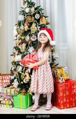 Happy Little Girl mit weihnachtsgeschenk lächelnd Stockfoto