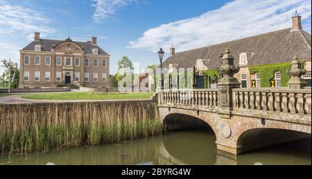 Brücke zum historischen Schloss Eerde in Ommen, Niederlande Stockfoto