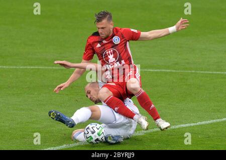 Mlada Boleslav, Tschechische Republik. Juni 2020. Radim Breite (up) von Sigma Olomouc Kampf um den Ball mit Jiri Klima (down) von FK Mlada Boleslav während des 29. Spielrundenes der tschechischen Fußballliga Mlada Boleslav gegen Sigma Olomouc in Mlada Boleslav in Tschechien. Kredit: Slavek Ruta/ZUMA Wire/Alamy Live News Stockfoto