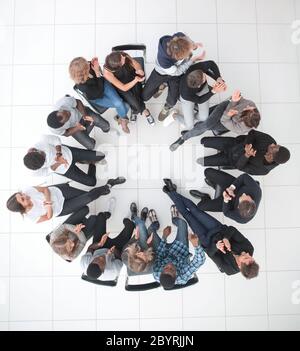 Unternehmer treffen um Konferenztisch Adressierung Stockfoto