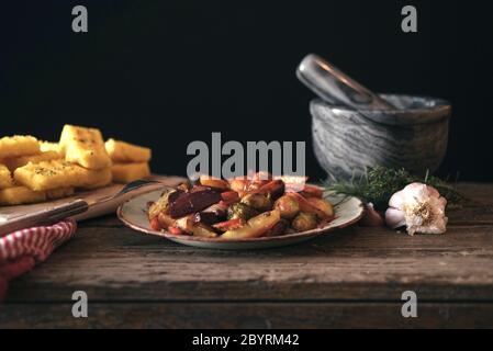 Im Ofen gebackenes Gemüse und Polenta mit Kräutern Stockfoto