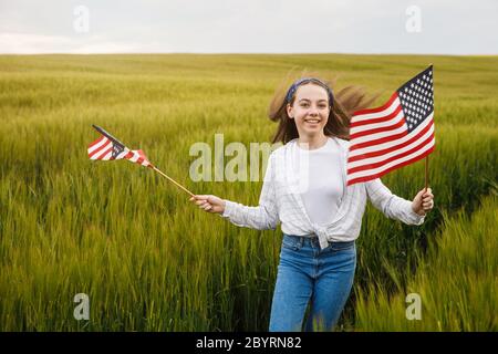 Ziemlich junge Pre-teen Mädchen im Feld mit amerikanischer Flagge. Stockfoto