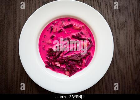 Kalte Rote-Bete-Suppe am weißen Plateontisch in der Küche. Stockfoto