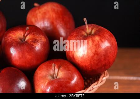 Verschiedene frische Äpfel im Korb auf der linken Seite Nahaufnahme Stockfoto