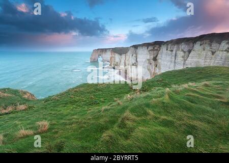 Wunderschöner Sonnenaufgang über Klippen im Atlantik Stockfoto