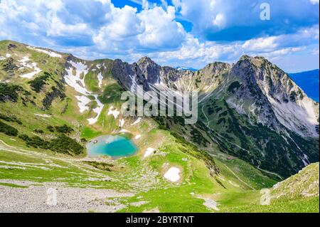 Schöne Landschaft Landschaft des Gaisalpsee und Rubihorn bei Oberstdorf, Blick vom Entschenkopf, Allgauer Alpen, Bayern, Deutschland Stockfoto