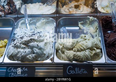 Italienisches Eis in Metallwannen Stockfoto