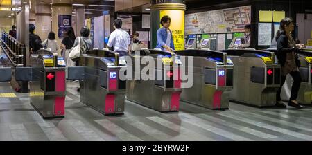 Pendler, die an einem U-Bahnsteig der Tokyo Metro vorbeifahren, Tokyo, Japan Stockfoto