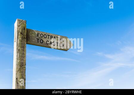 Fußweg zum Schloss Schild Post im Küstendorf Tintagel auf dem South West Coast Path im ländlichen Cornwall, England, Vereinigtes Königreich. Stockfoto