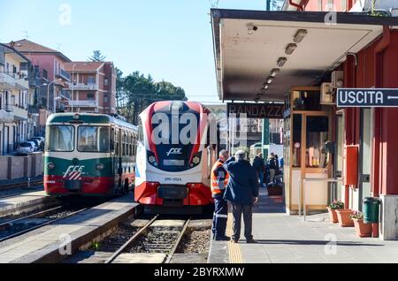 FCE alte und moderne Züge, am Bahnhof von Randazzo, entlang der Ferrovia Circumetnea, Bahnlinie rund um den Ätna, Sizilien, Italien Stockfoto