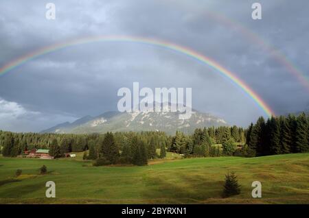 Doppelter Regenbogen über den bayerischen Alpen Stockfoto