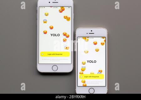 DIE ANMELDESEITE DER YOLO Mobile App ist auf Smartphones zu sehen. YOLO ist eine App, mit der Sie anonyme Fragen an alle stellen können, die Sie auf Snapchat kennen. Stockfoto